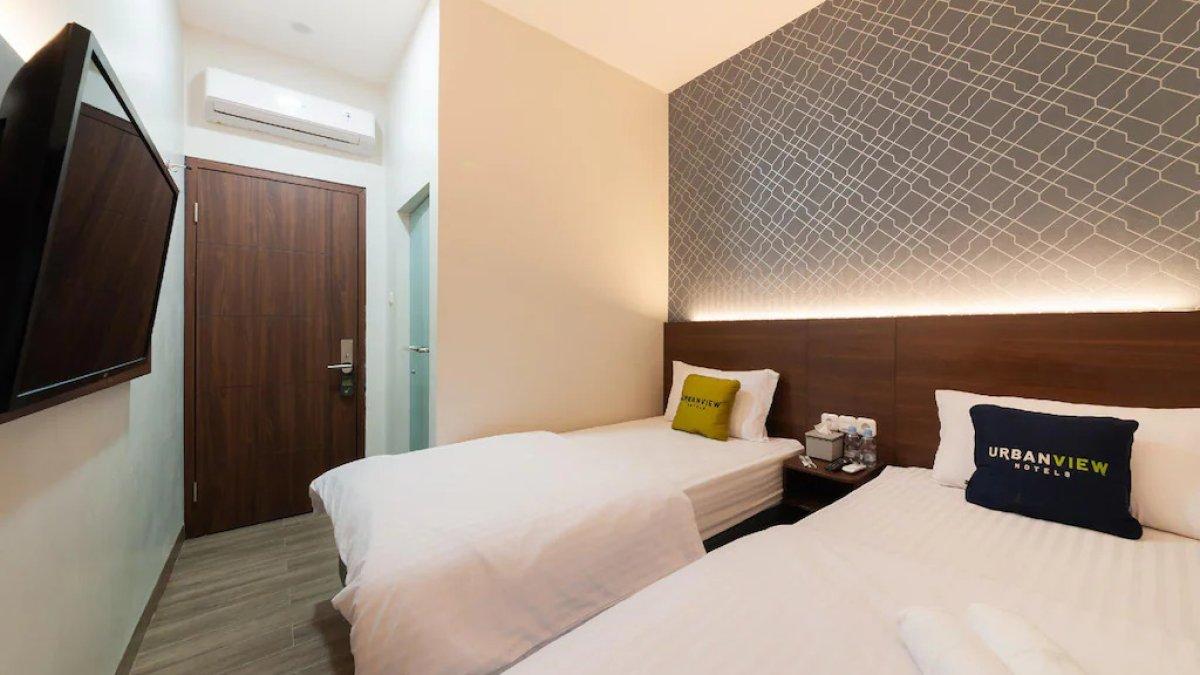Salah satu rekomendasi hotel murah di Jakarta Barat, Urbanview Hotel Cengkareng Jakarta by RedDoorz.