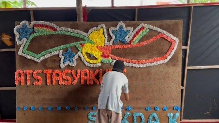 Salah satu pegawai Addin Florist saat mengerjakan orderan sewa papan bunga.