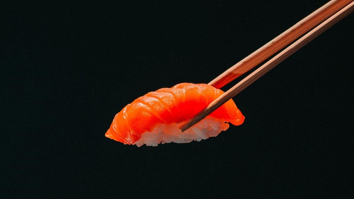 Salmon Sushi, satu makanan ikonik Jepang yang ternyata bukan dari Jepang.