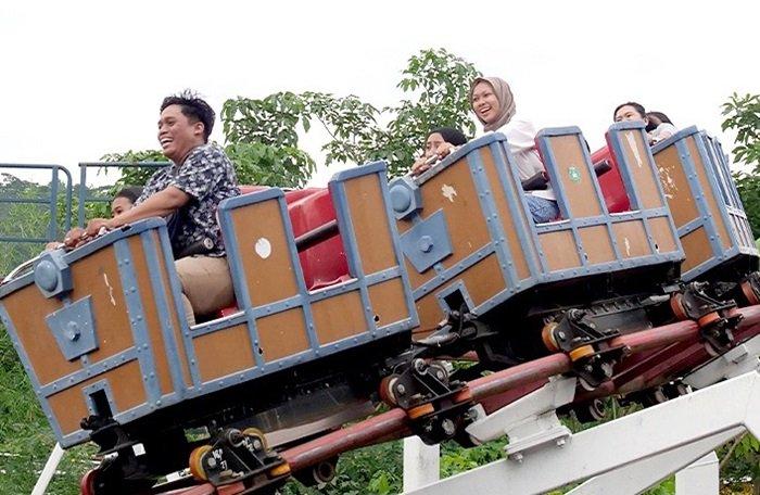 Wahana permainan menantang di Saloka Theme Park, tempat wisata ramah keluarga di Tuntang, Semarang, Jawa Tengah.