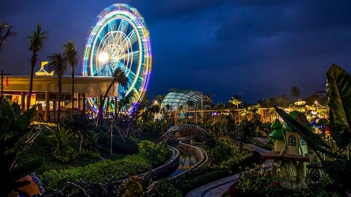 Suasana malam hari di Saloka Theme Park, Jawa Tengah.