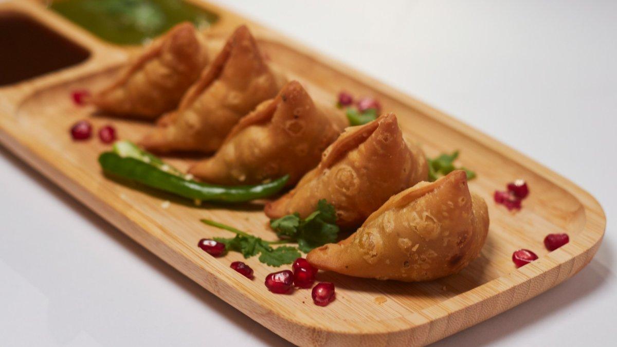 Samosa, satu makanan khas Arab Saudi yang cocok buat dijadikan menu sarapan enak dan mengenyangkan.