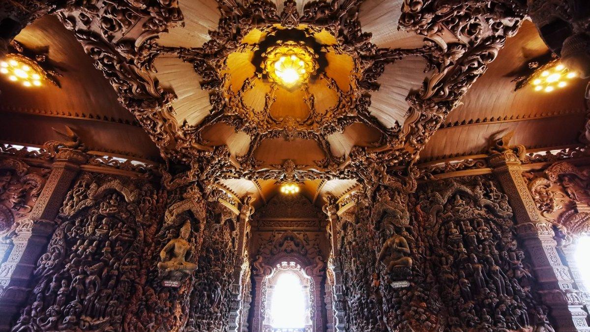 Sanctuary of Truth Museum, satu tempat wisata terbaik di Pattaya Thailand yang menarik buat kamu jelajahi.