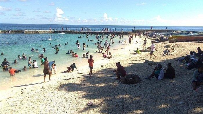 Warga berwisata ke Pantai Santai, Ambon, Maluku. (Kontributor TribunAmbon.com/Helmy)