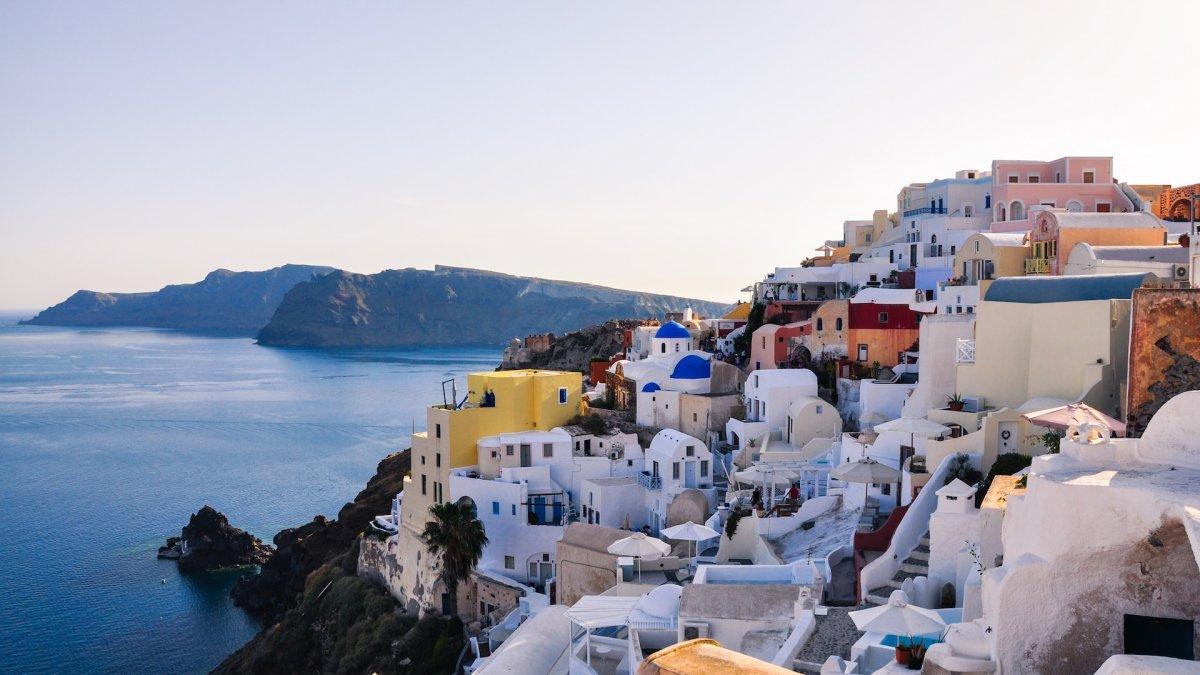 Santorini, satu tempat bulan madu terbaik tahun 2024.