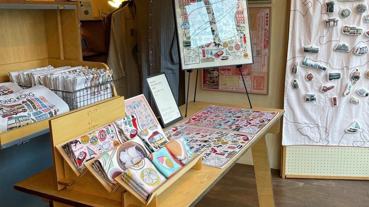 Saputangan bergambar peta kereta bawah tanah Tokyo, satu oleh-oleh unik di Tokyo Jepang yang bisa kamu jadikan suvenir buat dibawa pulang.