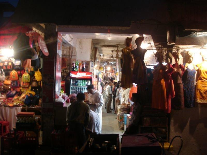 Sarojini Nagar, satu tempat belanja terbaik di Delhi India
