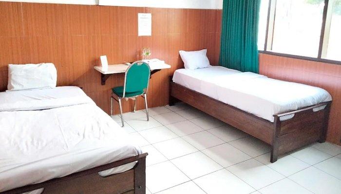 Kamar penginapan di hotel Sartika Hotel Mitra RedDoorz Pati, Jawa Tengah.