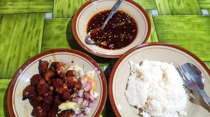 Satu porsi Sate Winong Pak Mustofa dan bumbu kecap, Sabtu (25/2/2023).