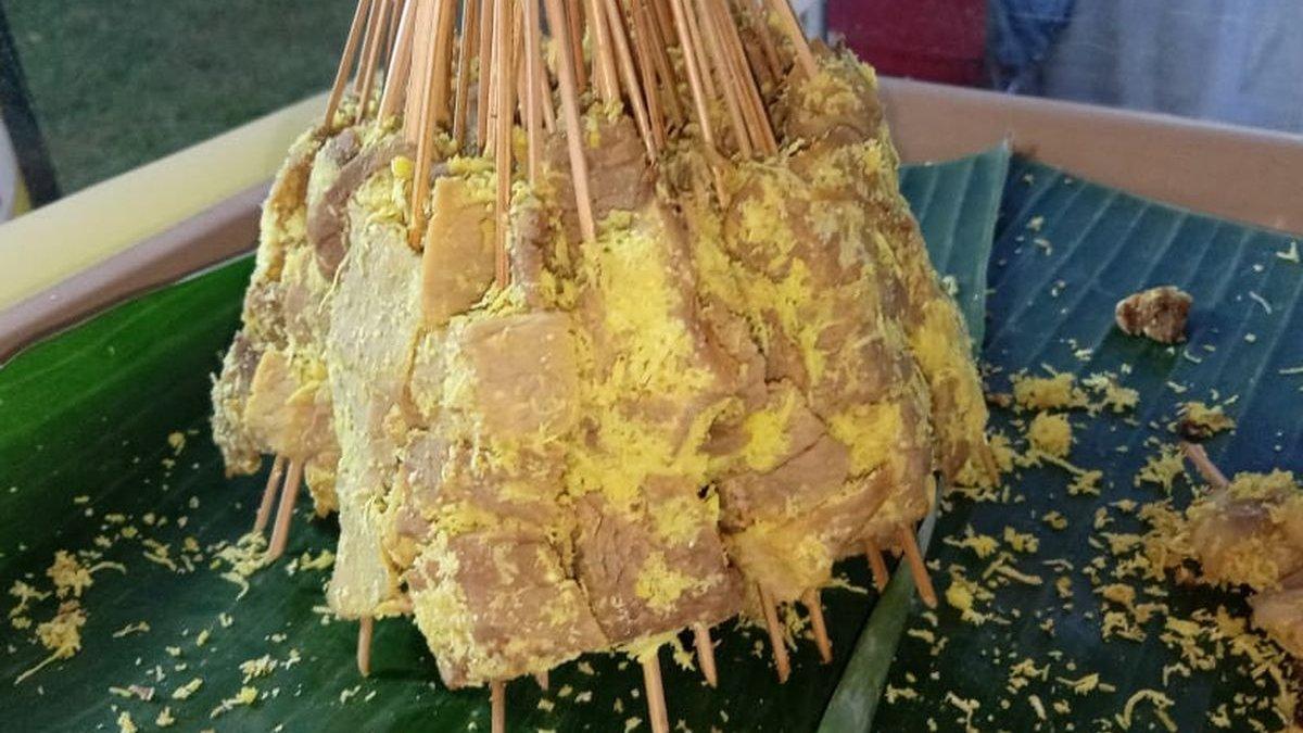 Sate danguang-danguang khas Minang dengan taburan serundeng kelapa.