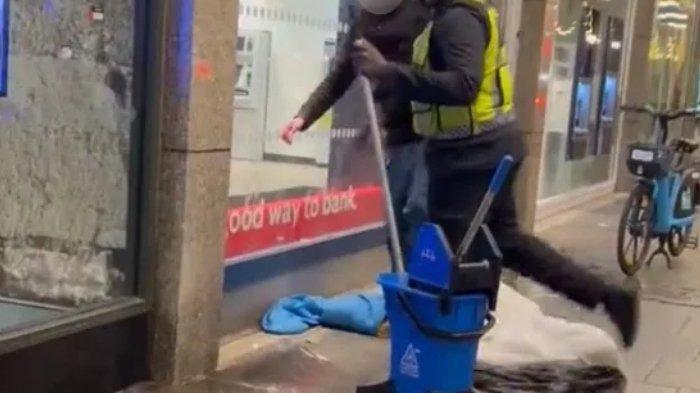 Satpam McDonalds ketika menendangi alas tidur tunawisma yang digelar di dekat restoran McDonalds. Viral video seorang satpam McDonalds London dipecat gegara bersikap kasar kepada tunawisma, mengusir hingga menendangi alas tidurnya.