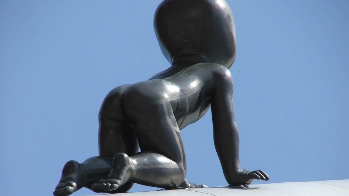 Satu karya seni publik David Černý di Praha, Ceko.
