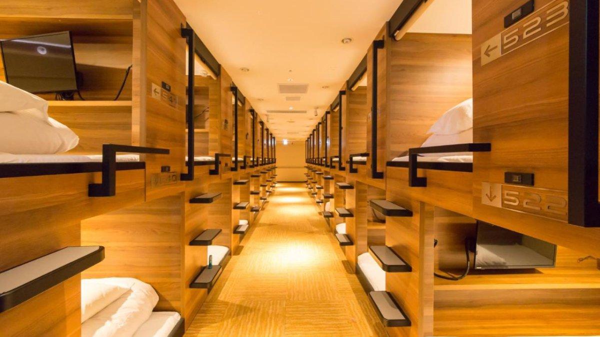 Sauna & Capsule Hotel Amza, satu hotel kapsul hits di Jepang buat liburan hemat dan unik.