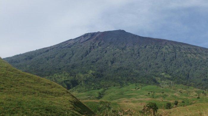 Savana di kaki Gunung Rinjani, Lombok, Nusa Tenggara Barat (NTB).