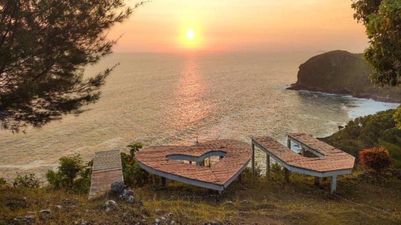 Pemandangan dari atas bukit setelah trekking di Sawangan Adventure Kebumen.