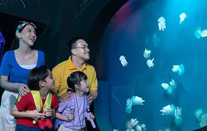 Pengunjung tengah menikmati liburan di Sea World Ancol, Jakarta Utara, Jakarta.