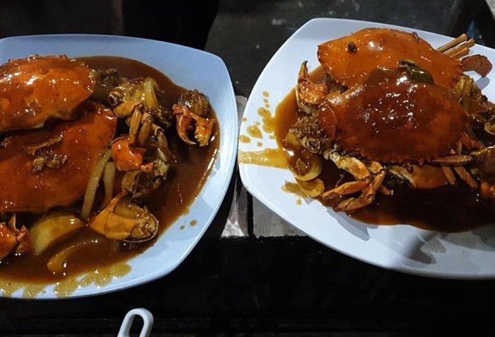 KULINER CIREBON - Hidangan kepiting di Seafood H. Moel Cirebon yang populer, Rabu (16/7/2025). Traveler yang ingin berwisata kuliner di Cirebon bareng pasangan, bisa menyimak itinerary dengan bujet Rp 560 ribuan per orang berikut.