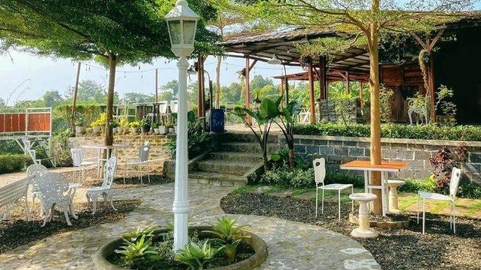 Seating kafe hits di Taman Fathan Hambalang, tempat wisata di Bogor yang buka sampai malam hari