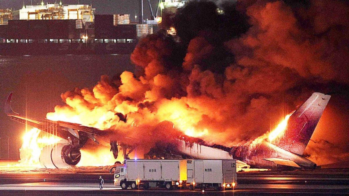Foto yang disediakan oleh Jiji Press ini menunjukkan sebuah pesawat Japan Airlines terbakar di landasan Bandara Haneda Tokyo pada 2 Januari 2024. Sebuah pesawat Japan Airlines terbakar di landasan Bandara Haneda Tokyo pada 2 Januari setelah bertabrakan dengan penjaga pantai pesawat, kata laporan media.