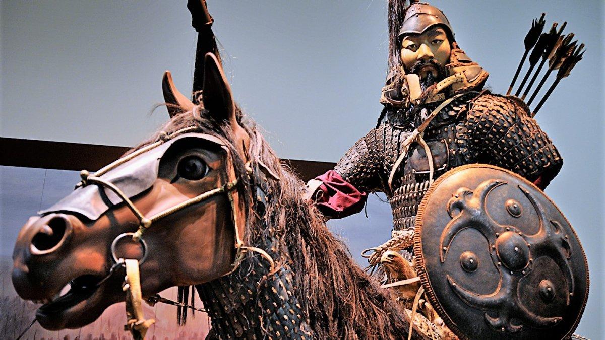 Sebuah rekreasi prajurit berkuda Kekaisaran Mongol (1206-1368 M). ( Museum Sains Seni , Singapura)