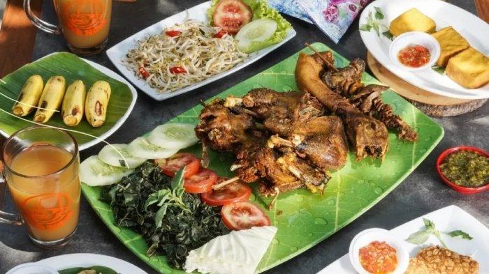 Sejumlah menu makanan dan minuman di Bebek Pak Ndut Bogor Air Mancur, Jawa Barat.