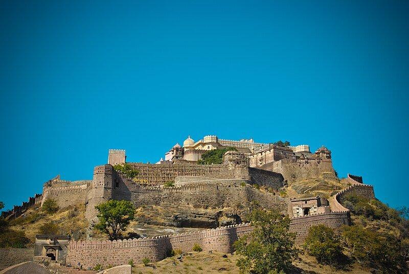 Selain keajaiban arsitekturnya, Benteng Kumbhalgarh India kaya akan sejarah dan telah menjadi saksi berbagai pertempuran dan invasi selama berabad-abad.