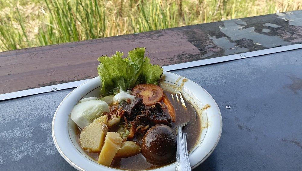 Selat daging di Pecel Menangan 2 Sukoharjo.