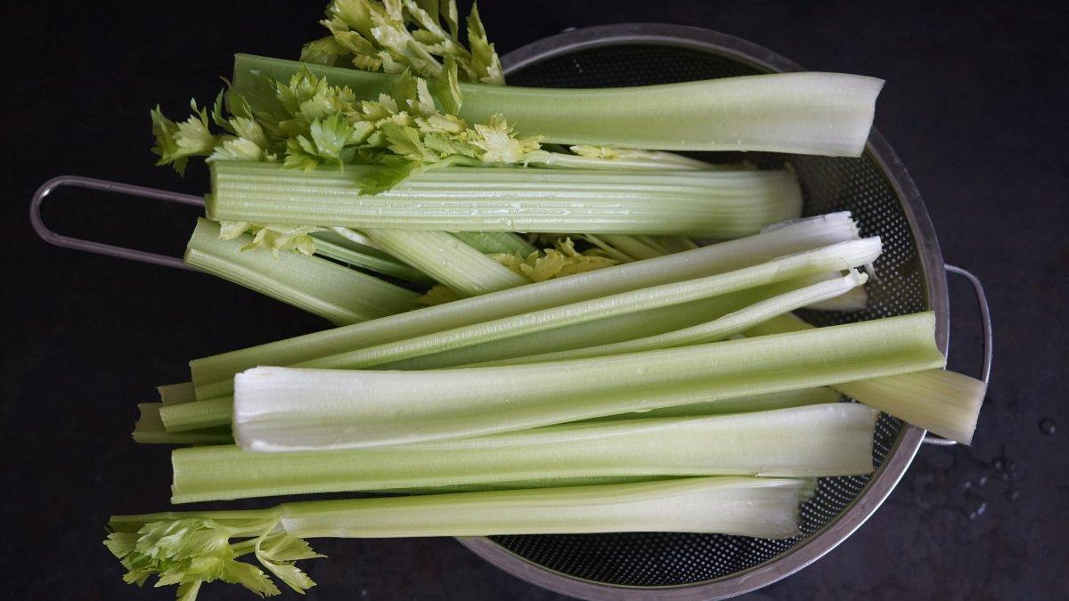 Seledri, satu makanan yang bisa kamu konsumsi sepuasnya tanpa takut berat badan naik.