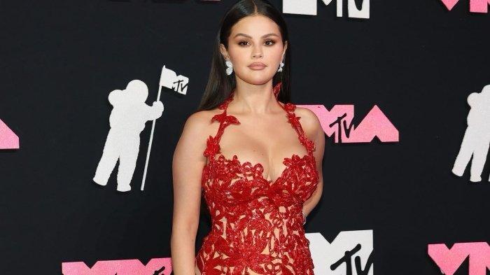 Selena Gomez. Penyanyi Selena Gomez mengaku akan menutup akun Instagram usai dikritik netizen gegara ikut mengomentari konflik Israel dan Palestina.