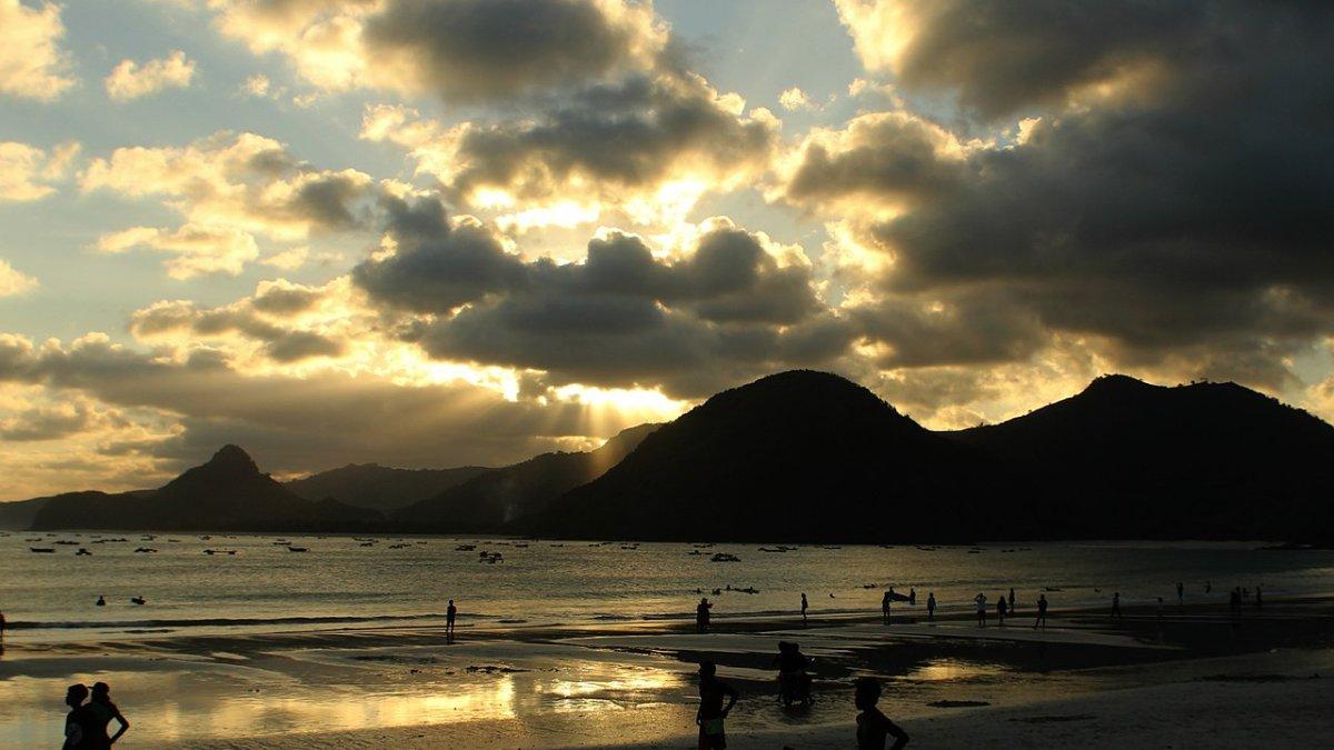 Selong Belanak, satu pantai tersembunyi di Lombok yang cocok buat jadi tempat ngabuburit.