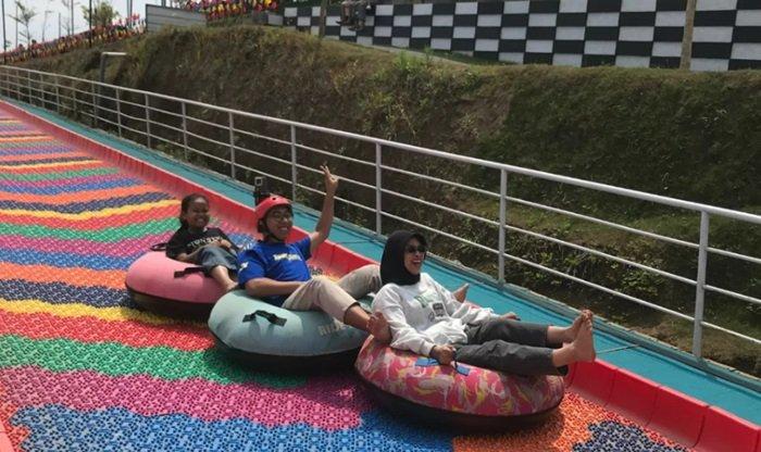 Seluncuran pelangi di Malang Dreamland, Poncokusumo, Kabupaten Malang, Jawa Timur.