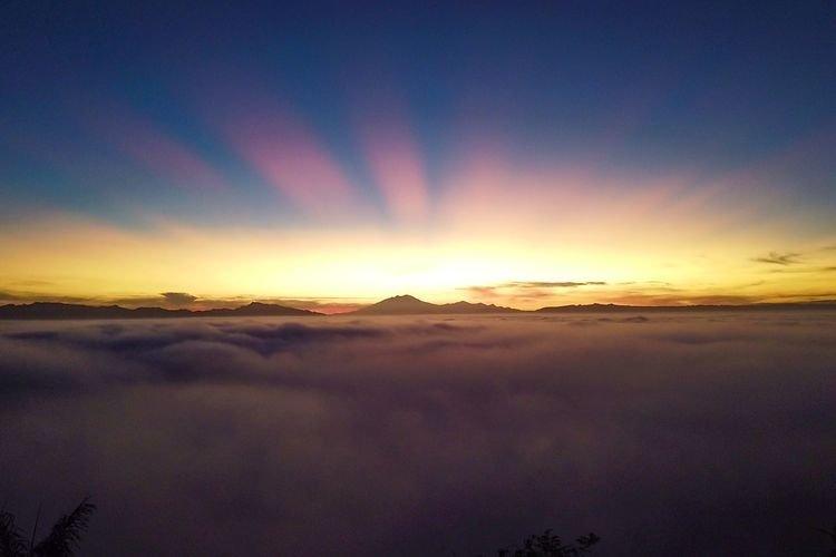 Semburat fajar dan Lautan Awan di Wisata Stone Park Turunan Gunungkidul Jogja.
