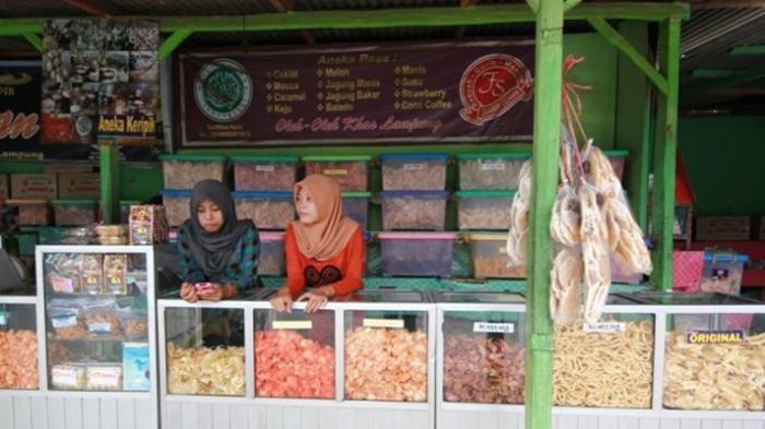 Sentra keripik pisang aneka rasa di Gang PU, Bandar Lampung, Lampung.