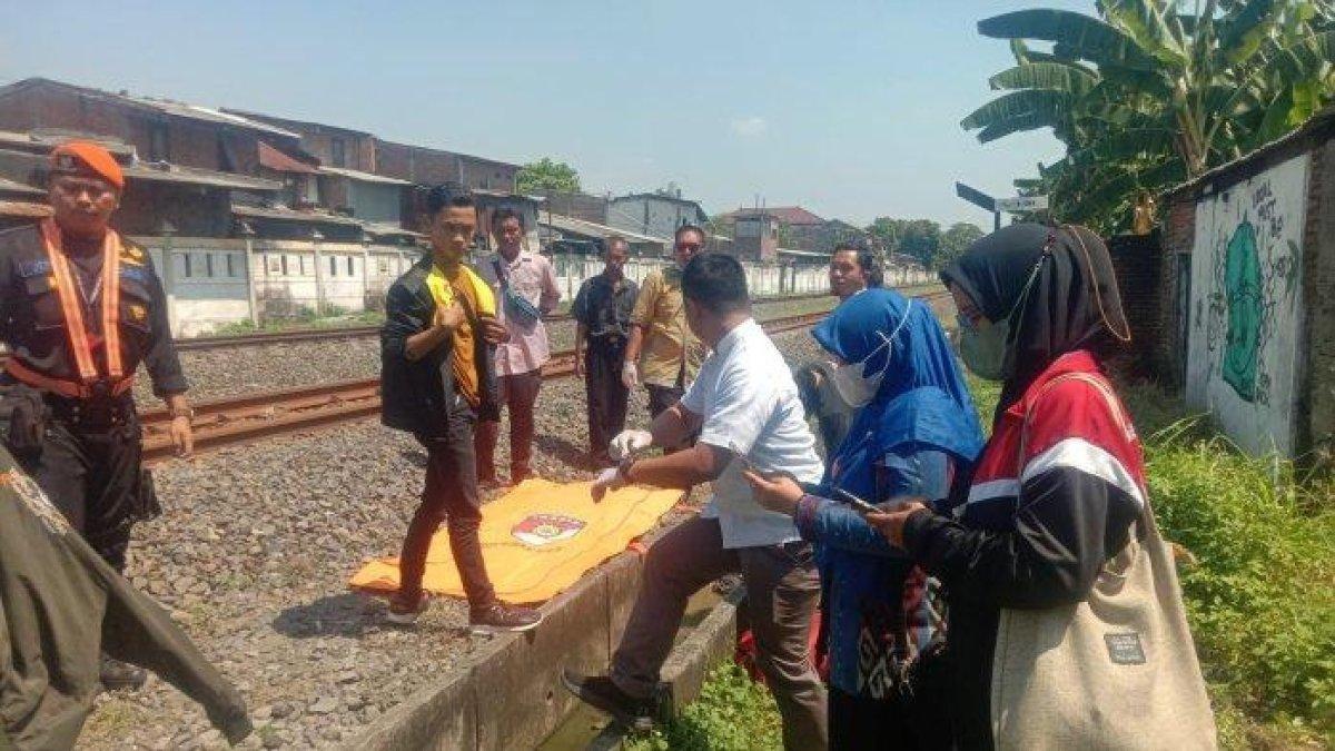 Seorang istri di Semarang Jawa Tengah tewas tertabrak kereta akibat aksi ngeyel suami.