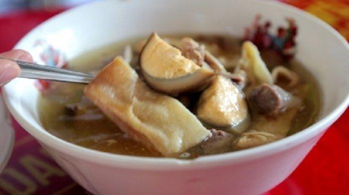 WISATA KULINER SOLO - Seporsi Timlo Sastro yang menjadi salah satu kuliner legendaris di Solo, Jumat (7/3/2025).