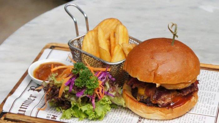 Seporsi menu burger dan kentang di Miss Bee Providore Bandung, Jawa Barat.