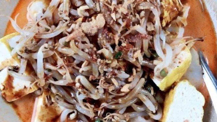 Seporsi menu kupat tahu di warung Kupat Tahu Petis Alkateri Bandung, Jawa Barat.