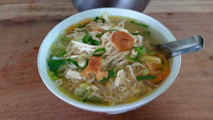 Seporsi menu soto ayam di warung Soto Semarang Pak Wied Kecamatan Colomadu, Karanganyar, Jawa Tengah, Senin (13/11/2023).