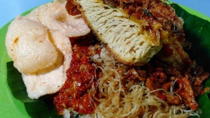 Seporsi nasi uduk dengan berbagai lauk di warung Nasi Uduk Bu Kiting Lampung.