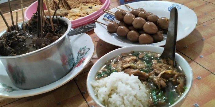 Seporsi soto ayam di warung Soto Ayam Pak No, Ungaran, Semarang, Jawa Tengah. 