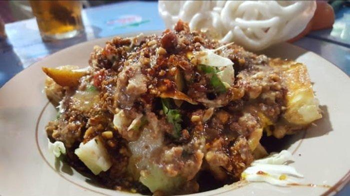 Seporsi tahu gimbal di warung Tahu Gimbal Pak To Semarang, Jawa Tengah.
