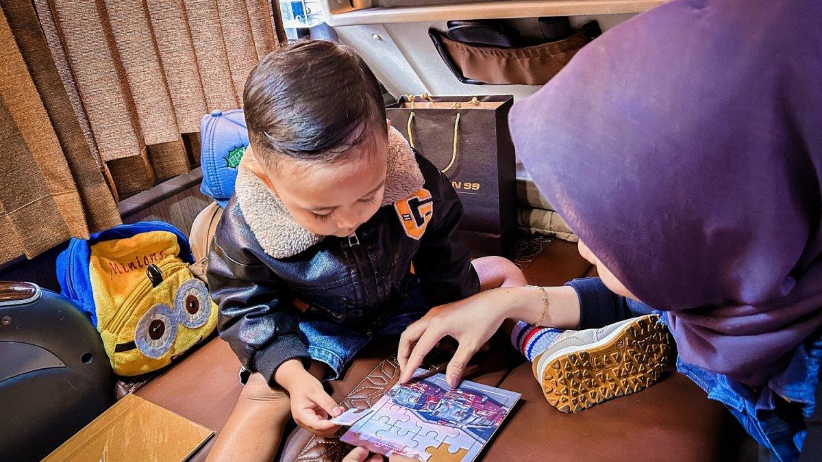 Serunya liburan naik Juragan99 Trans! Anak-anak makin betah di perjalanan karena dapat puzzle edukatif gratis selama liburan sekolah 2025.