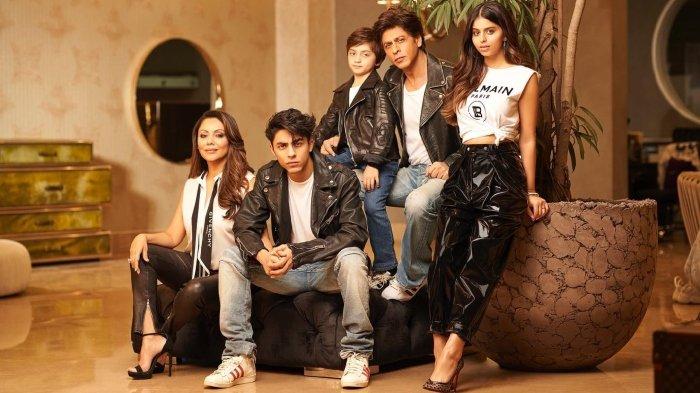 Shah Rukh Khan dan keluarganya dalam sesi foto bersama.