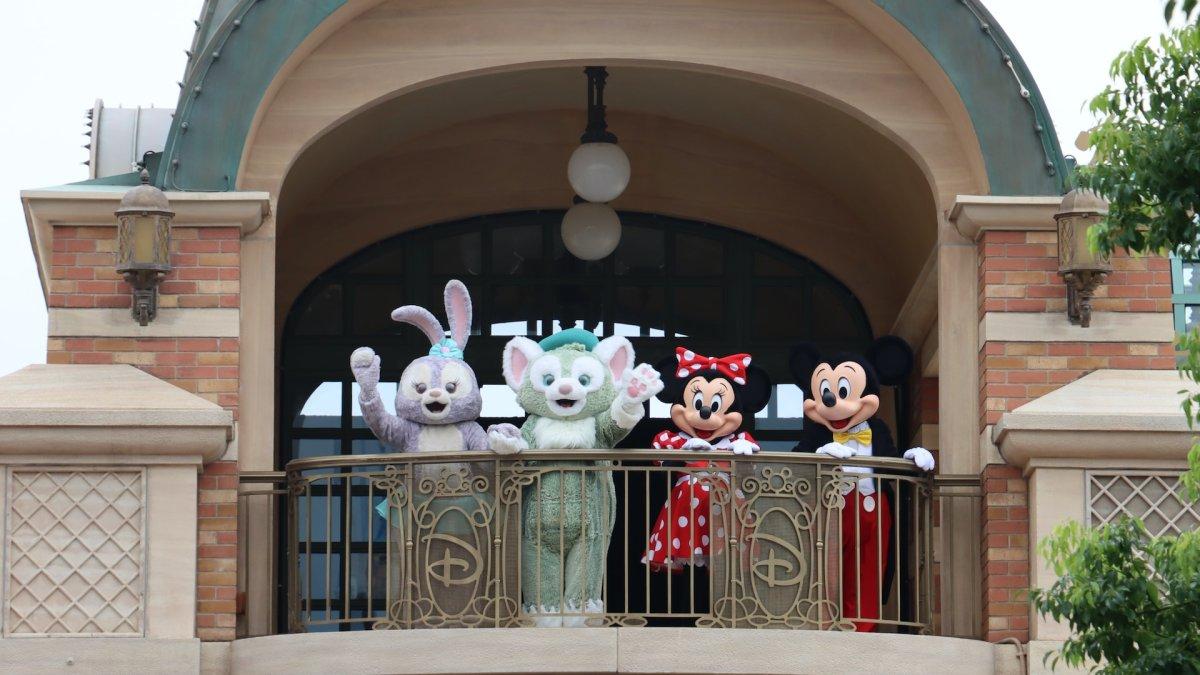 Shanghai Disneyland Park, satu tempat wisata hits di Shanghai China yang bisa kamu kunjungi saat liburan akhir tahun.