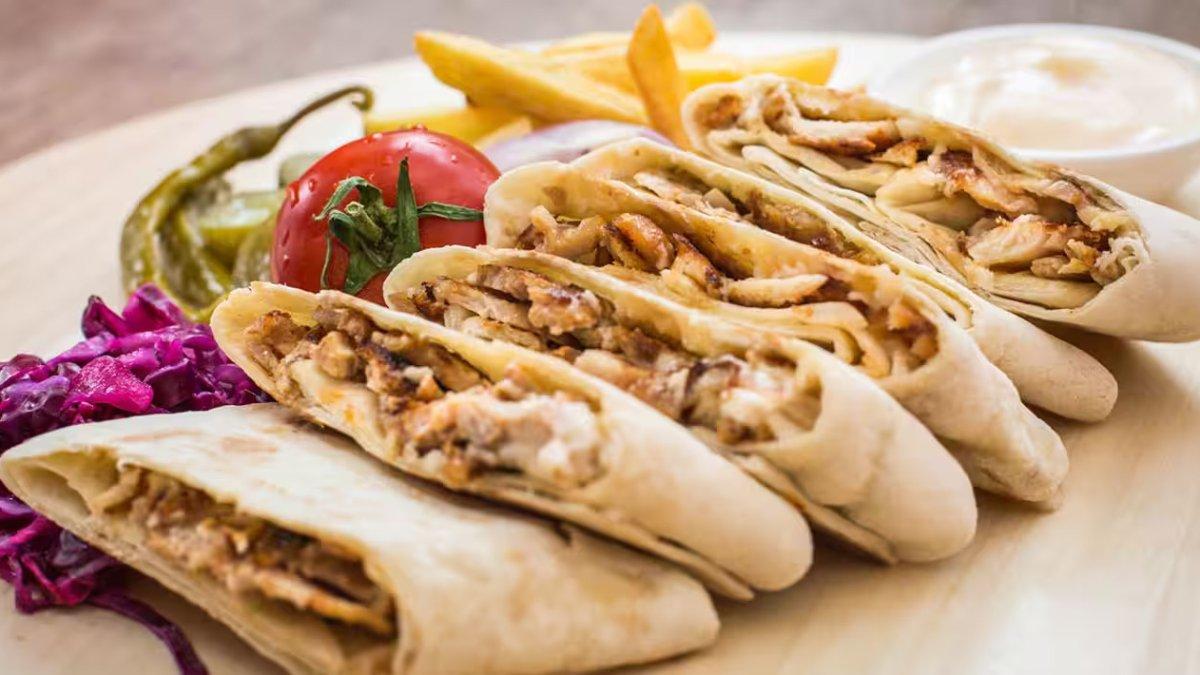 Shawarma, satu makanan dan minuman lezat yang wajib kamu coba saat liburan ke Dubai.