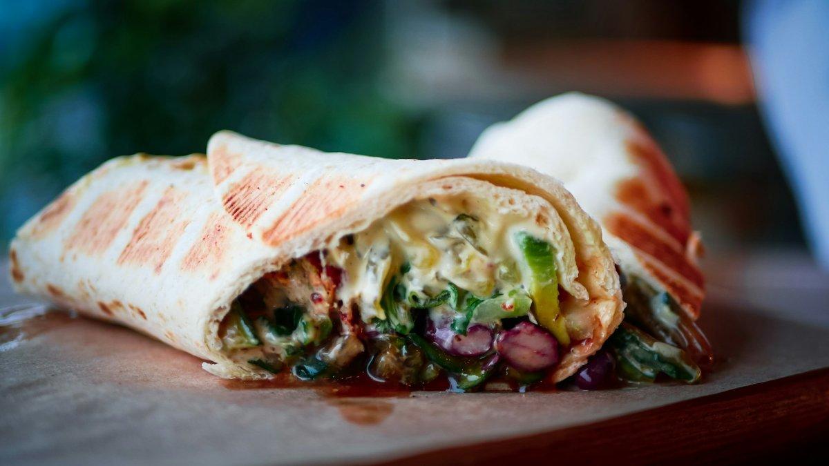 Shawarma, satu makanan khas Arab Saudi yang cocok buat dijadikan menu sarapan enak dan mengenyangkan.