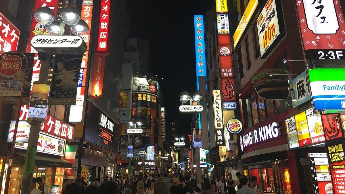 Shibuya Center Gai, satu tempat wisata di Shibuya Tokyo Jepang yang menarik saat dikunjungi malam hari.