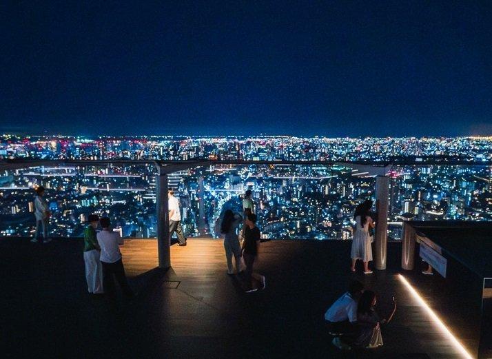 Shibuya Sky, satu tempat wisata di Shibuya Tokyo Jepang yang menarik saat dikunjungi malam hari.