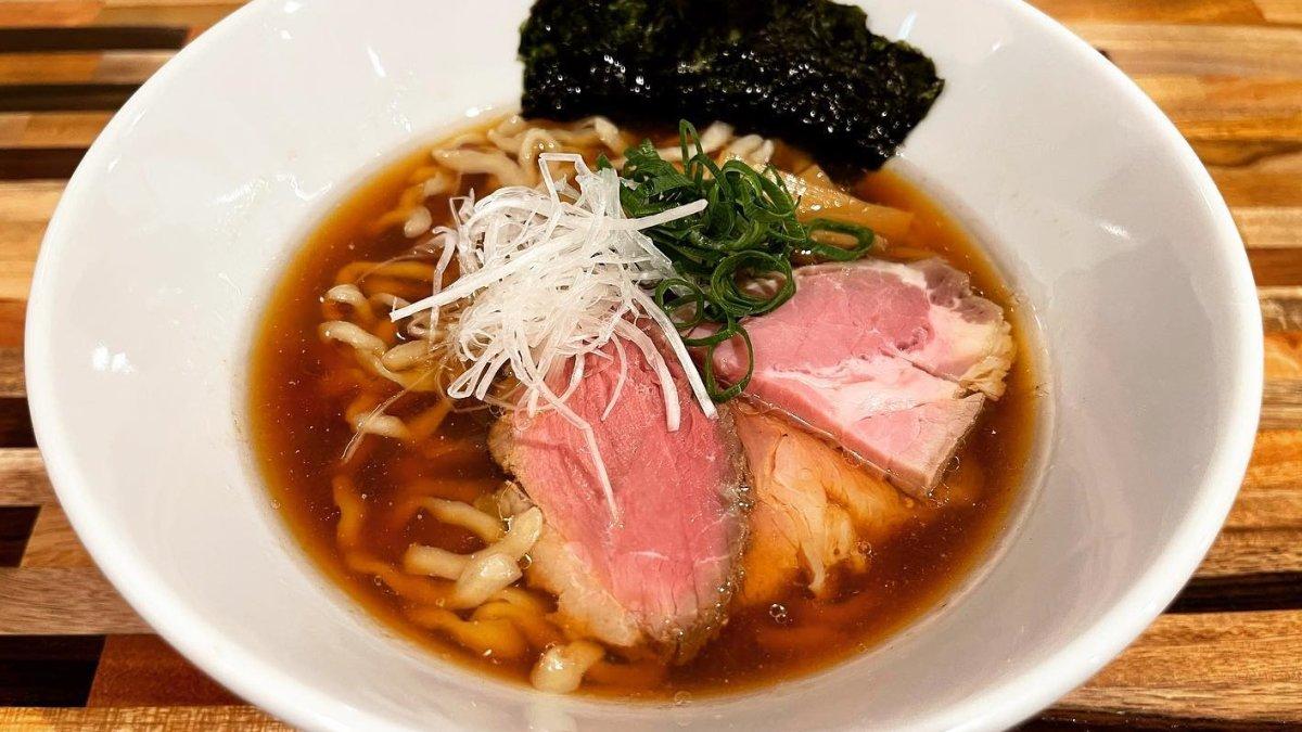 Shinjiko Shijimi Chukasoba Kohaku, satu ramen enak dekat Bandara Haneda Jepang.