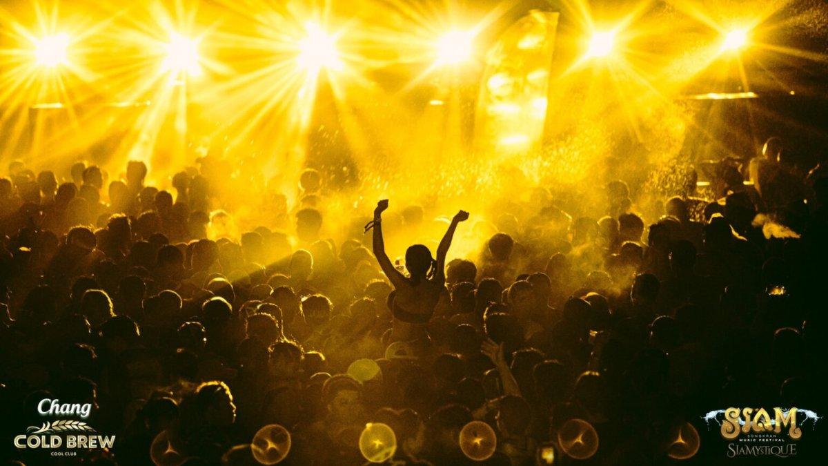 Siam Songkran Music Festival 2024, satu tempat merayakan songkran di Bangkok Thailand.